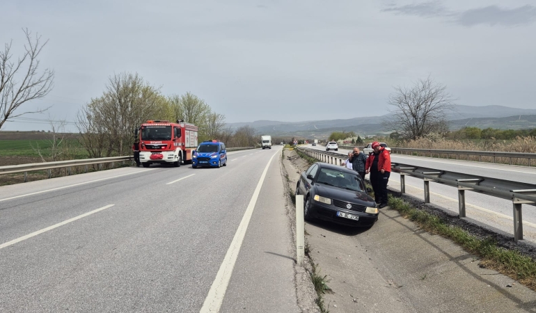 Sürücüsünün hakimiyetini kaybettiği araç refüje düştü
