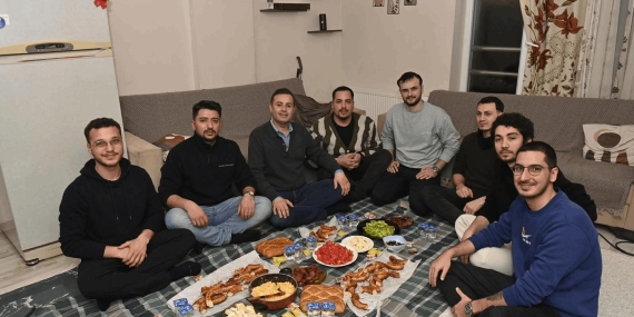 Ahmet Akın, Öğrenci Evinde Sahur Yaptı