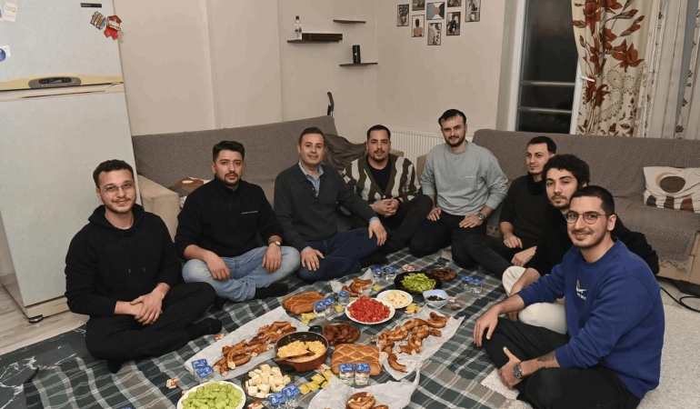 Ahmet Akın, Öğrenci Evinde Sahur Yaptı