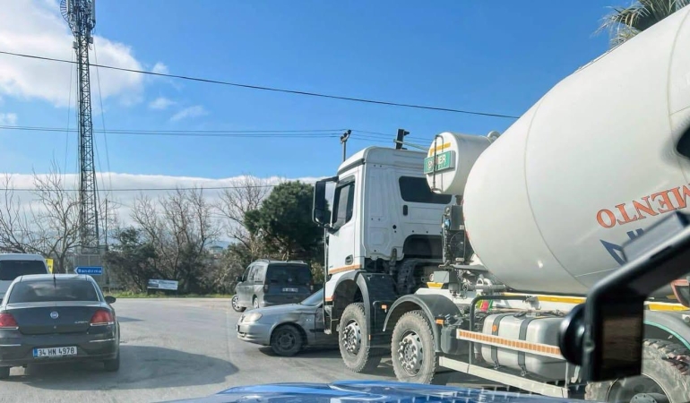 Düzler Kavşağı’nda beton mikseri ile otomobil çarpıştı