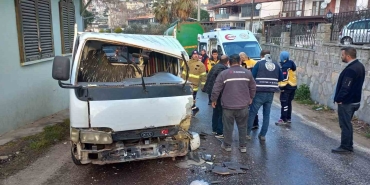 KAMYONET, KAMYONLA KAFA KAFA ÇARPIŞTI: 1 YARALI KAMYONETE SIKIŞAN SÜRÜCÜ, İTFAİYE EKİPLERİ TARAFINDAN KURTARILDI