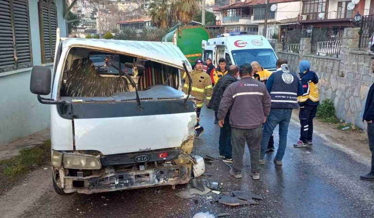 Kamyonet, kamyonla kafa kafa çarpıştı: 1 yaralı