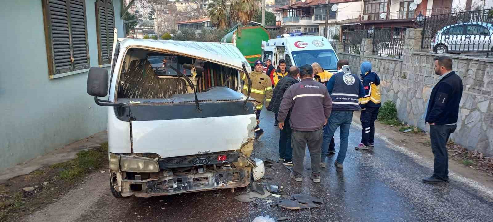 KAMYONET, KAMYONLA KAFA KAFA ÇARPIŞTI: 1 YARALI KAMYONETE SIKIŞAN SÜRÜCÜ, İTFAİYE EKİPLERİ TARAFINDAN KURTARILDI