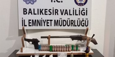 BALIKESİR'DE CİNAYET VE UYUŞTURUCU SUÇLARINDAN ARANAN ŞAHIS YAKALANDI
