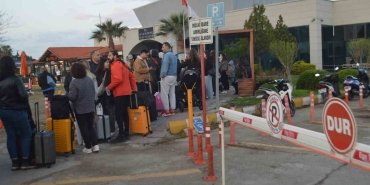 MİDİLLİ İLE AYVALIK ARASINDA RAMAZAN BAYRAMI YOĞUNLUĞU TÜRKİYE’NİN EN BATISINDAKİ AYVALIK DENİZ HUDUT KAPISI ÖNÜNDE UZUN KUYRUKLAR OLUŞTU