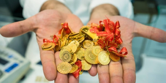 Altın yeni haftaya düşüşle girdi