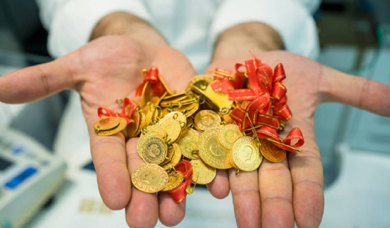 Altın yeni haftaya düşüşle girdi