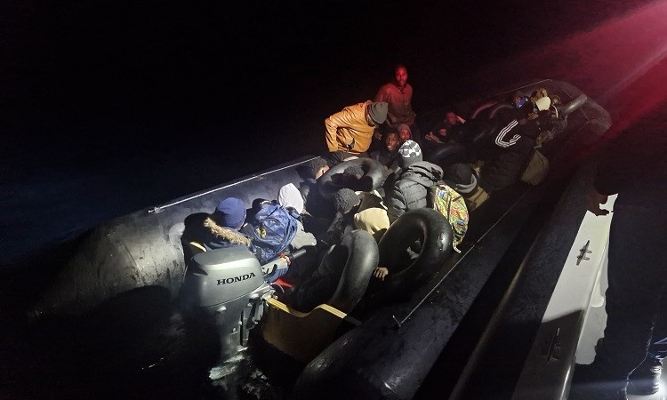 Ayvalık açıklarında 35 düzensiz göçmen Sahil Güvenlik’ten kaçamadı