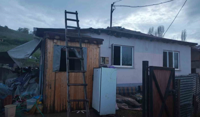 Gönen’de müstakil ev yangında kül oldu