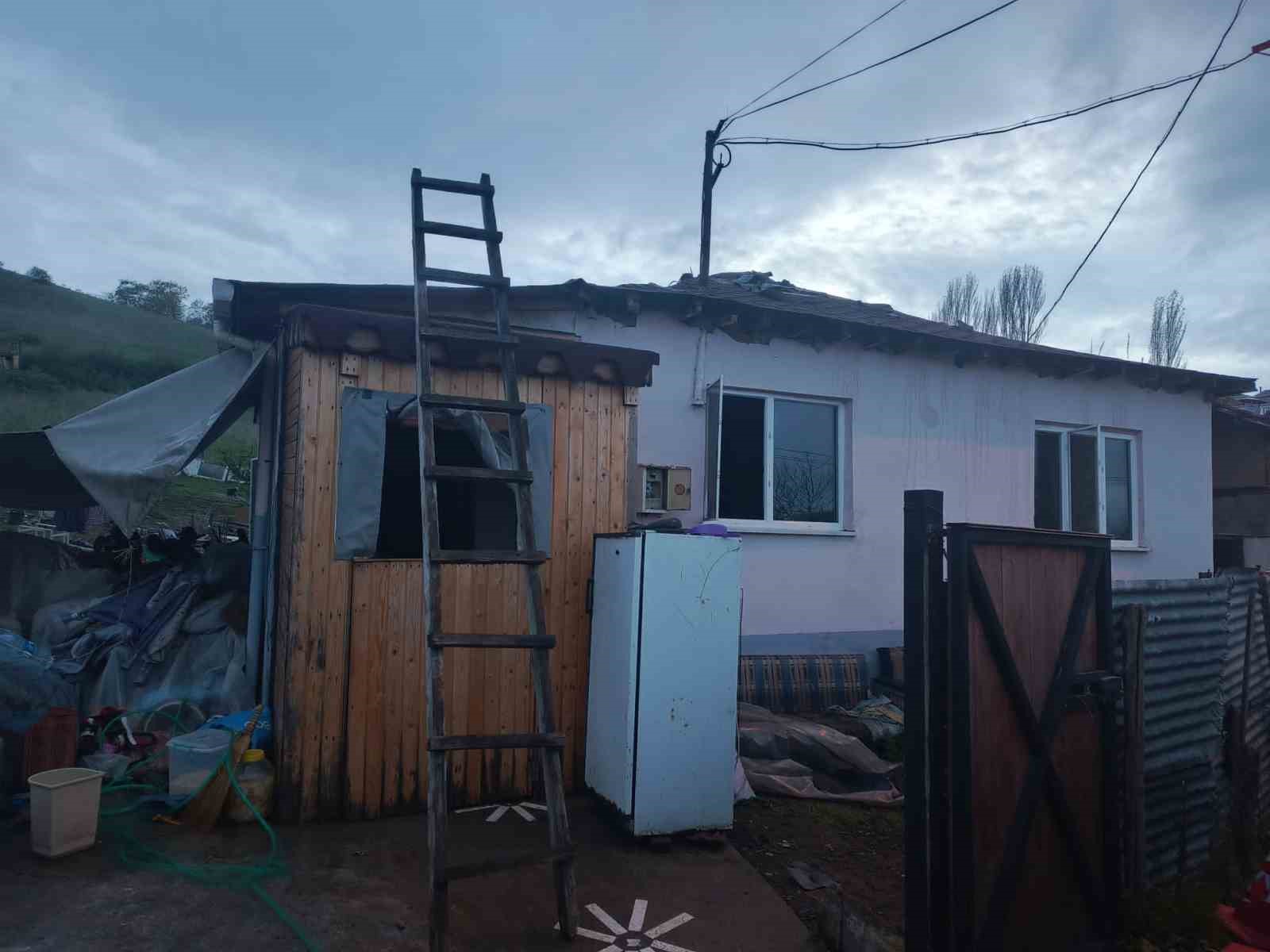 GÖNEN'DE MÜSTAKİL EV YANGINDA KÜL OLDU