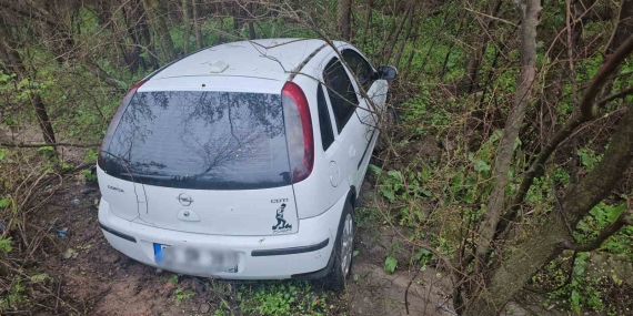 Bandırma’da kaza…Tabelaya çarptı, uçuruma yuvarlandı