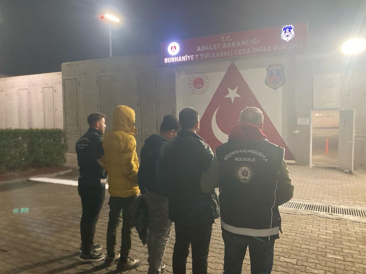 EDREMİT’TE GÖÇMEN KAÇAKÇILIĞI OPERASYONU: 3 TUTUKLAMA
