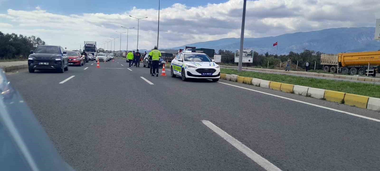 BALIKESİR'DE OTOMOBİL YAYAYA ÇARPTI