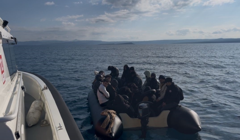Balıkesir açıklarında 20 düzensiz göçmen yakalandı