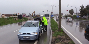 BANDIRMA’DA YAĞIŞLI HAVA KAZAYI BERABERİNDE GETİRDİ, OTOBÜS TAKSİYE ÇARPTI, 2 YARALI KIRMIZI IŞIKTA BEKLEYEN TAKSİYE YOLCU OTOBÜSÜ ÇARPTI, YARALANANLAR HASTANEYE KALDIRILDI DURAMAYAN OTOBÜS FACİASI, BANDIRMA’DA 2 KİŞİ YARALANDI