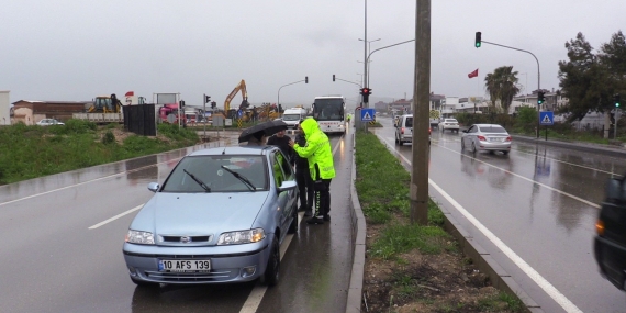 Bandırma’da yağışlı hava kazayı beraberinde getirdi, otobüs taksiye çarptı, 2 yaralı