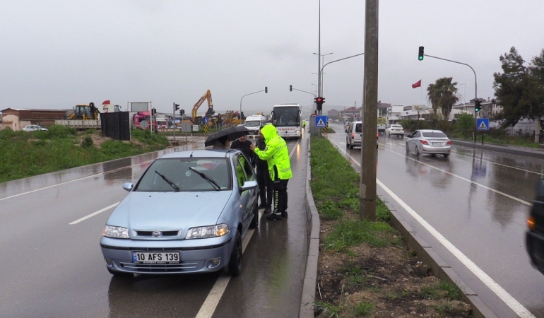 Bandırma’da yağışlı hava kazayı beraberinde getirdi, otobüs taksiye çarptı, 2 yaralı