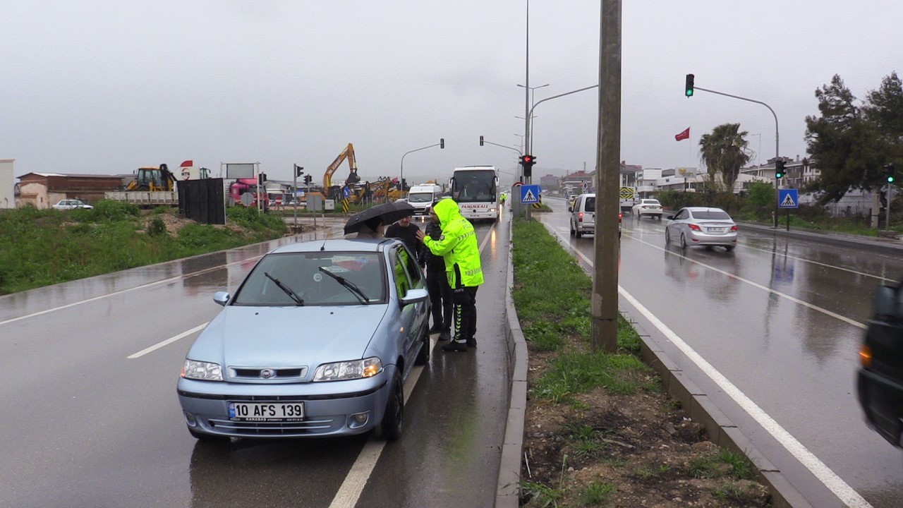 BANDIRMA’DA YAĞIŞLI HAVA KAZAYI BERABERİNDE GETİRDİ, OTOBÜS TAKSİYE ÇARPTI, 2 YARALI KIRMIZI IŞIKTA BEKLEYEN TAKSİYE YOLCU OTOBÜSÜ ÇARPTI, YARALANANLAR HASTANEYE KALDIRILDI DURAMAYAN OTOBÜS FACİASI, BANDIRMA’DA 2 KİŞİ YARALANDI