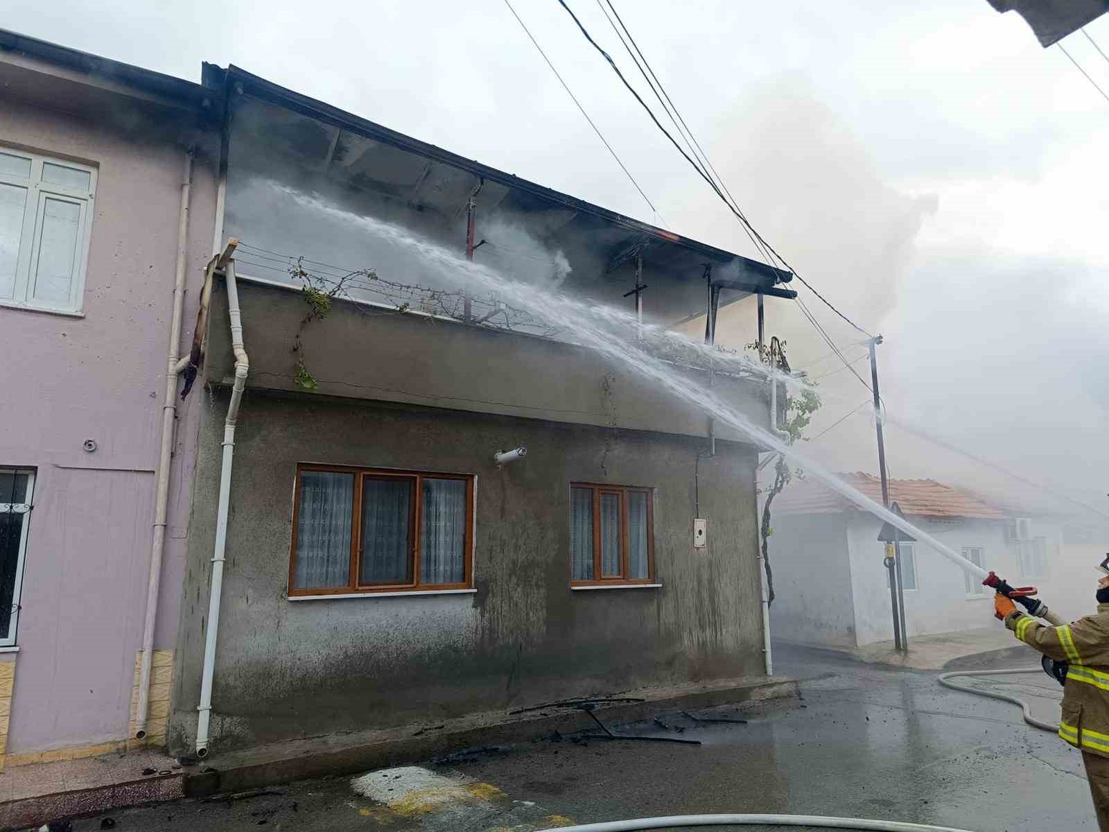 BURHANİYE’DE YANGIN PANİĞİ