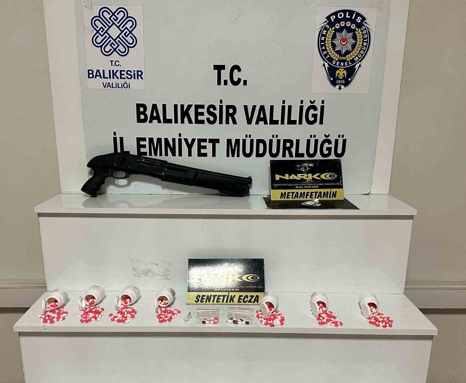 BALIKESİR'DE 833 ADET SENTETİK ECZA HAP ELE GEÇİRİLDİ
