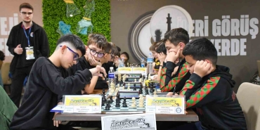 BALIKESİR'DE 300 SPORCU SATRANÇ MÜSABAKALARINDA MÜCADELE EDİYOR