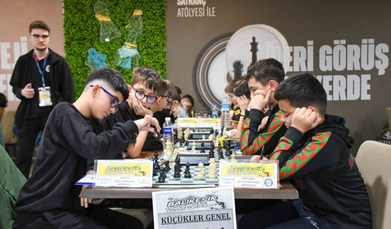 Balıkesir’de 300 sporcu satranç müsabakalarında mücadele ediyor