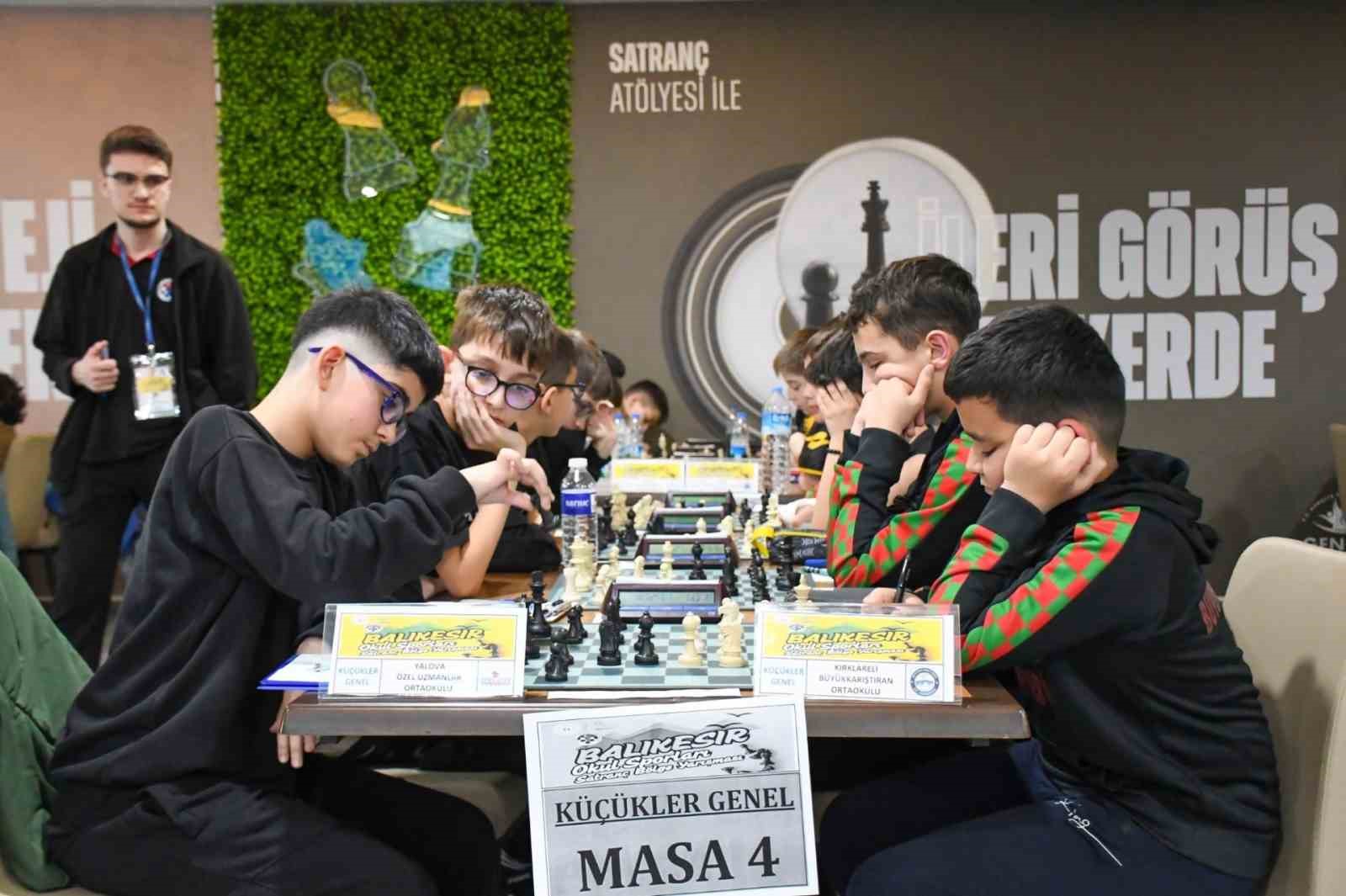 BALIKESİR'DE 300 SPORCU SATRANÇ MÜSABAKALARINDA MÜCADELE EDİYOR