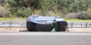 BALIKESİR’DE KONTROLDEN ÇIKAN OTOMOBİL DEVRİLDİ: 2 YARALI