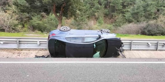 Balıkesir’de kontrolden çıkan otomobil devrildi: 2 yaralı