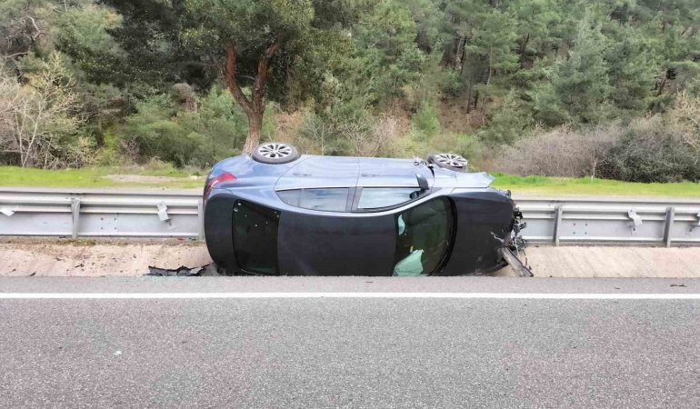 Balıkesir’de kontrolden çıkan otomobil devrildi: 2 yaralı