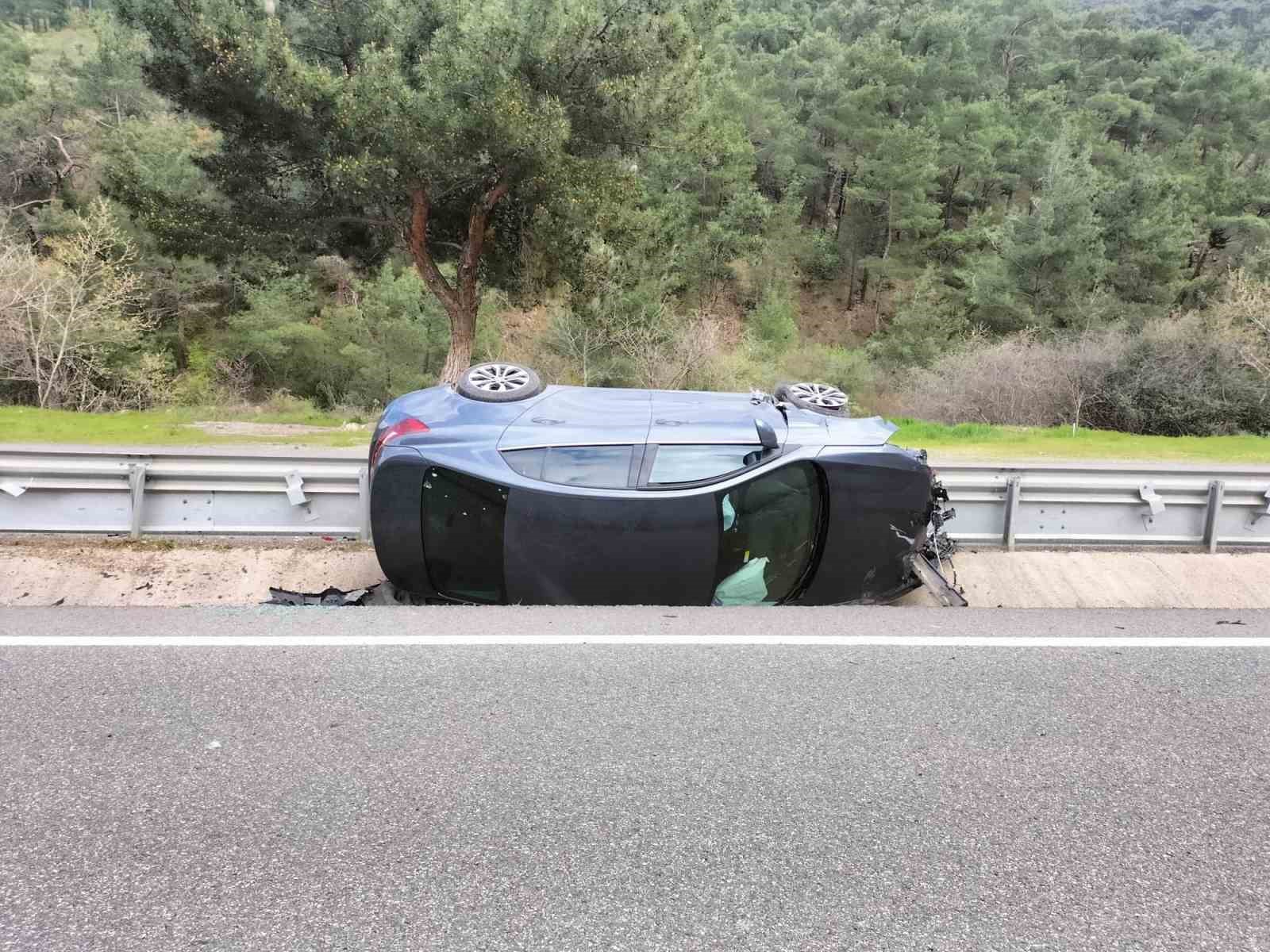 BALIKESİR’DE KONTROLDEN ÇIKAN OTOMOBİL DEVRİLDİ: 2 YARALI