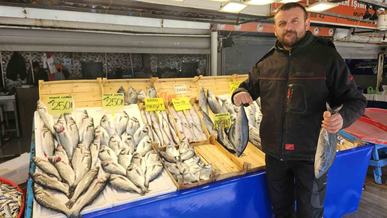 AV YASAĞI BAŞLIYOR AMA BALIK TEZGÂHLARI BOŞ KALMAYACAK BALIKÇI BARIŞ YILDIZ: "DENİZE YASAK YOK, BALIK GELMEYE DEVAM EDECEK"