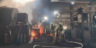 BALIKESİR'DE İŞYERİNDE ÇIKAN YANGINI YAKIT DEPOLARINA SIÇRAMADAN ÖNLENDİ