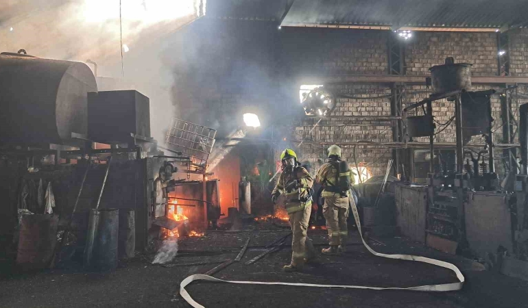Balıkesir’de işyerinde çıkan yangını yakıt depolarına sıçramadan önlendi