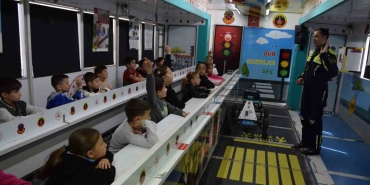 JANDARMADAN ÇOCUKLARA VE VATANDAŞLARA TRAFİK FARKINDALIĞI