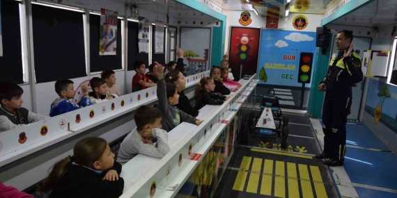 Jandarmadan çocuklara ve vatandaşlara trafik farkındalığı