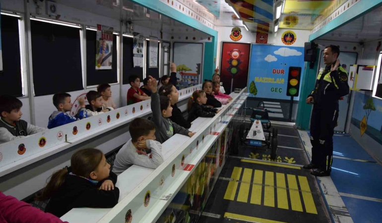 Jandarmadan çocuklara ve vatandaşlara trafik farkındalığı