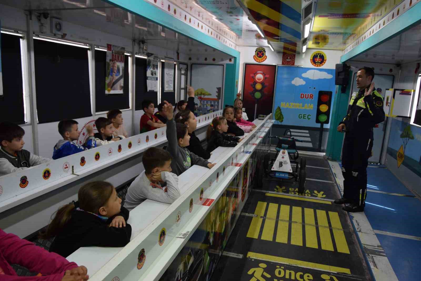 JANDARMADAN ÇOCUKLARA VE VATANDAŞLARA TRAFİK FARKINDALIĞI