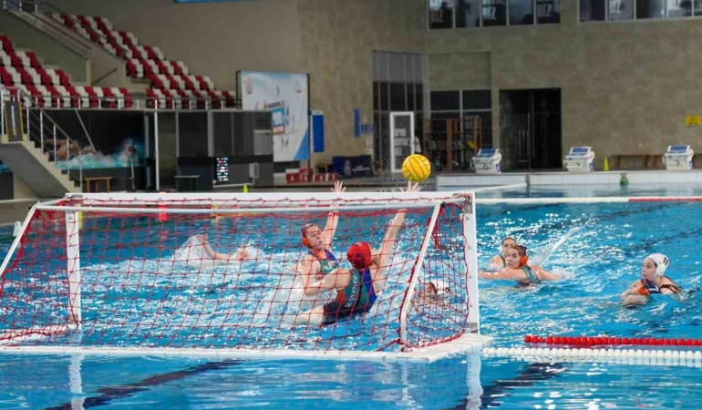 Balıkesir, Kadınlar Sutopu müsabakalarına ev sahipliği yapıyor