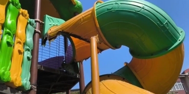 ÇOCUK PARKINDAKİ KAYDIRAĞI YAKARAK TAHRİP ETTİLER