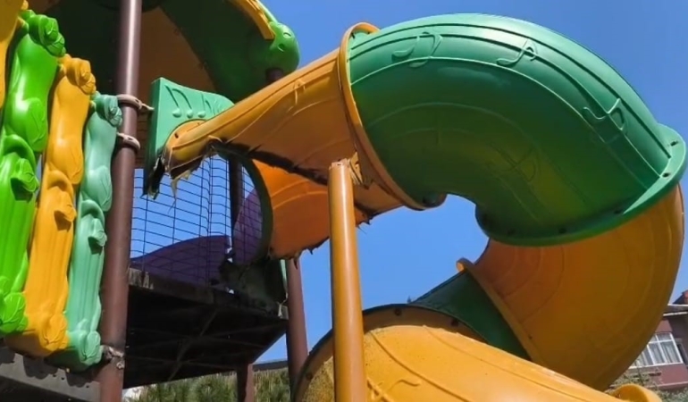 Çocuk parkındaki kaydırağı yakarak tahrip ettiler