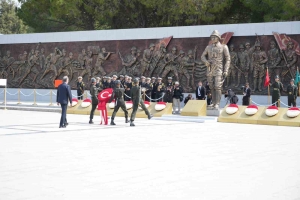 ÇANAKKALE KARA SAVAŞLARI'NIN 110. YIL DÖNÜMÜ ETKİNLİKLERİ ŞEHİTLER ABİDESİ'NDE TÖRENLE BAŞLADI KÜLTÜR VE TURİZM BAKAN YARDIMCISI YAZGI: "ÇANAKKALE RUHU, YALNIZCA GEÇMİŞE AİT BİR HATIRA DEĞİL; BUGÜNÜN VE YARININ EN GÜÇLÜ MOTİVASYONUDUR" BİRLEŞİK KRALLIK KRALİYET PRENSESİ ANNE: "HEP BİRLİKTE SAVAŞANLARI ONURLANDIRMALI VE GELECEKTE SAVAŞMAYA DAHA AZ İHTİYAÇ DUYULACAK DAHA İYİ BİR DÜNYA İÇİN BİRLİKTE ÇABA GÖSTERMELİYİZ" "KARŞI TARAFLARDA SAVAŞMIŞ OLSAK DA BUGÜN BURADA GÜVENİLİR DOSTLAR VE NATO MÜTTEFİKLERİ OLARAK BULUNUYORUZ" ÇANAKKALE SAVAŞLARI GELİBOLU TARİHİ ALAN BAŞKANI İSMAİL KAŞDEMİR: "110 YIL ÖNCE BÜYÜK SAVAŞLARA, KAN VE GÖZYAŞLARINA SAHNE OLAN BU TOPRAKLAR, ŞİMDİ HUZURUN VE BARIŞIN DİYARIDIR"