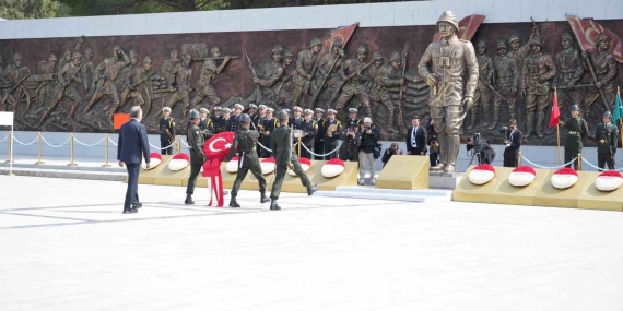 Çanakkale Kara Savaşları’nın 110. yıl dönümü etkinlikleri Şehitler Abidesi’nde törenle başladı