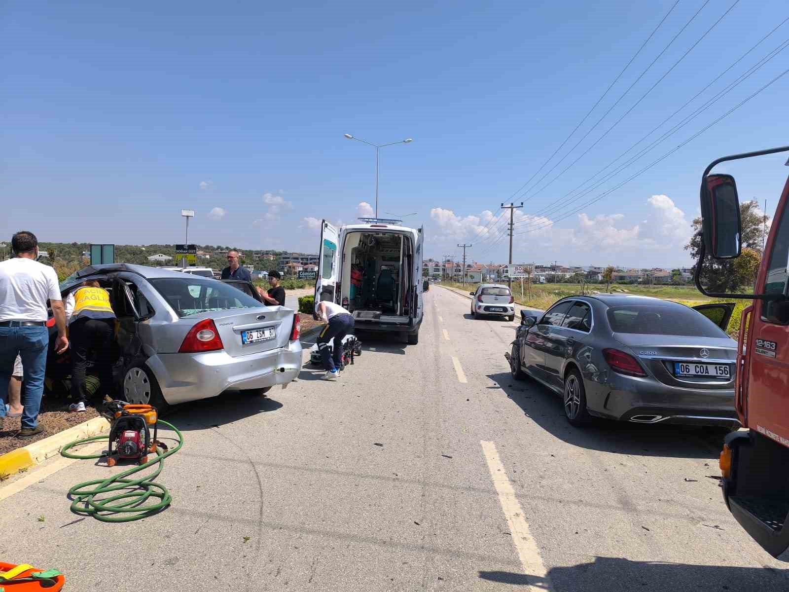 AYVALIK’TA TRAFİK İKİ OTOMOBİL ÇARPIŞTI; 1 YARALI