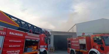 BURHANİYE'DE MARANGOZ ATÖLYESİ ALEVLERE TESLİM OLDU