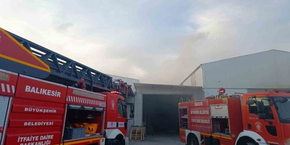 Balıkesir’de marangoz atölyesi alevlere teslim oldu