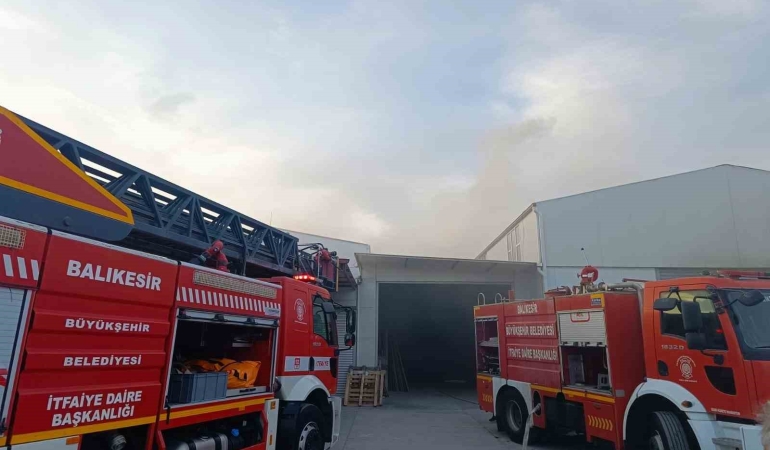 Balıkesir’de marangoz atölyesi alevlere teslim oldu