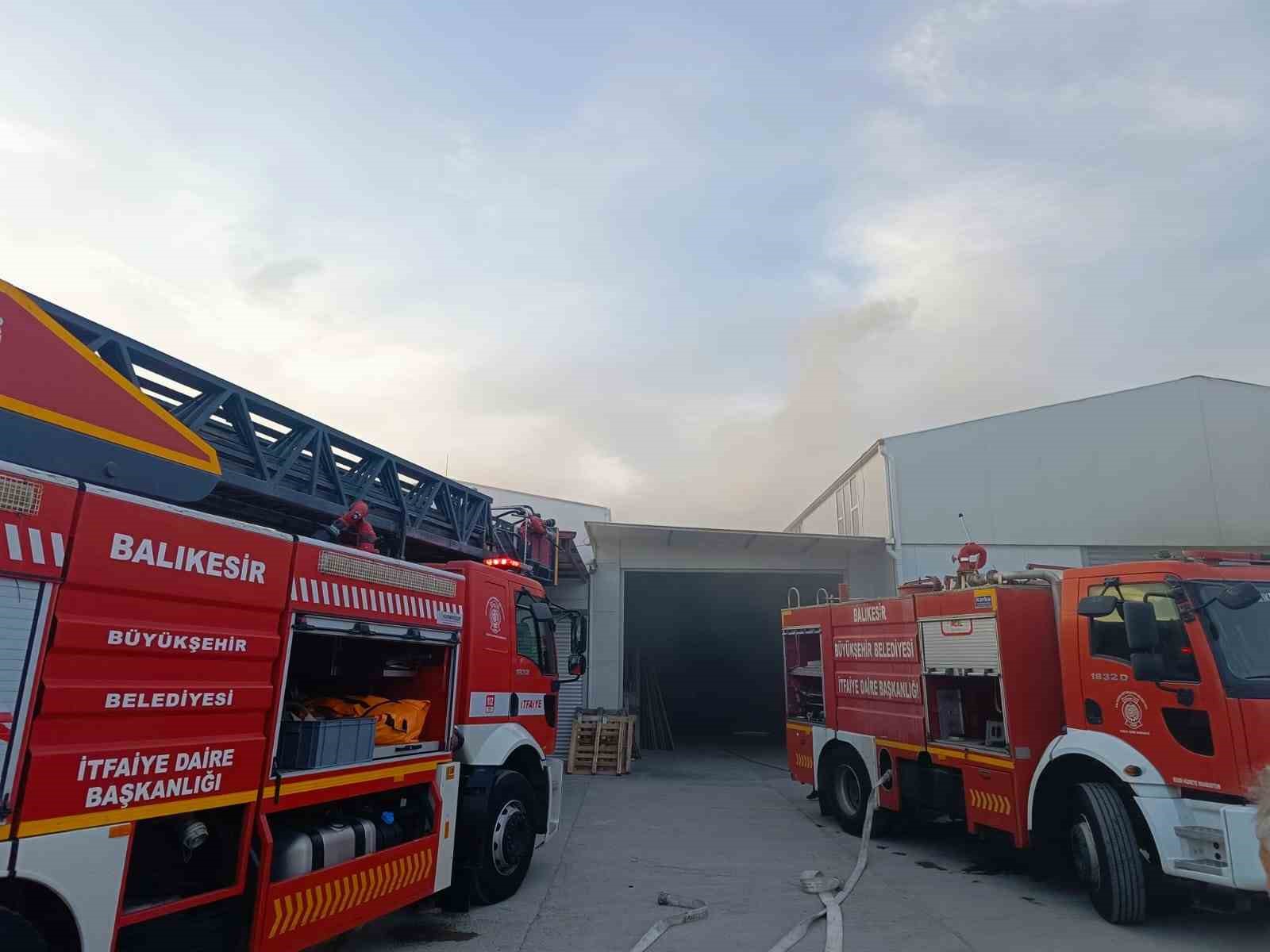 BURHANİYE'DE MARANGOZ ATÖLYESİ ALEVLERE TESLİM OLDU