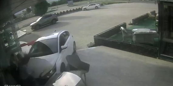 Önce motosiklet ile çarpıştı sonra mağazaya daldı