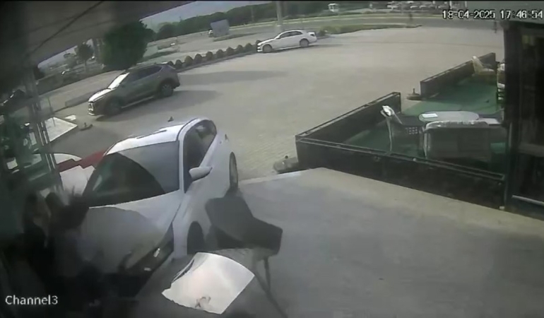 Önce motosiklet ile çarpıştı sonra mağazaya daldı